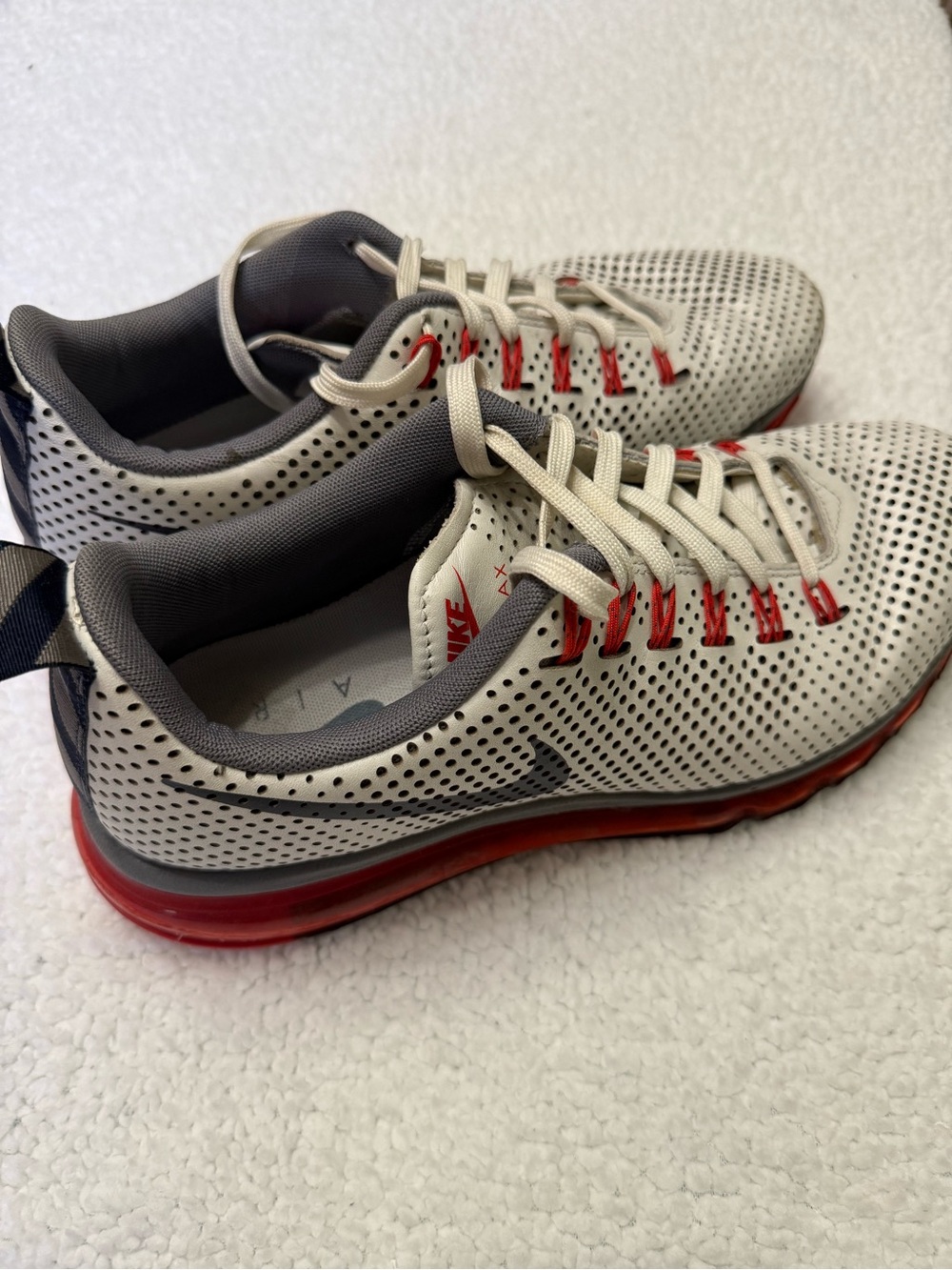 Mens sz 10 Nike Air Max Motion 2013
Gray and Red Perforated Athletic Sneakers - Picture 1 of 10
